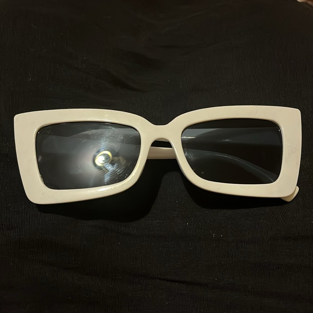 Chic White Rectangular Sunglasses - image 5